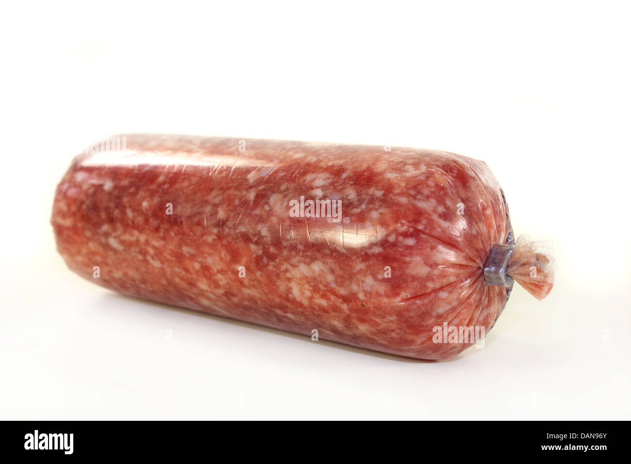 eine Zwiebel Mett Wurst auf einem weißen Hintergrund Stockfoto