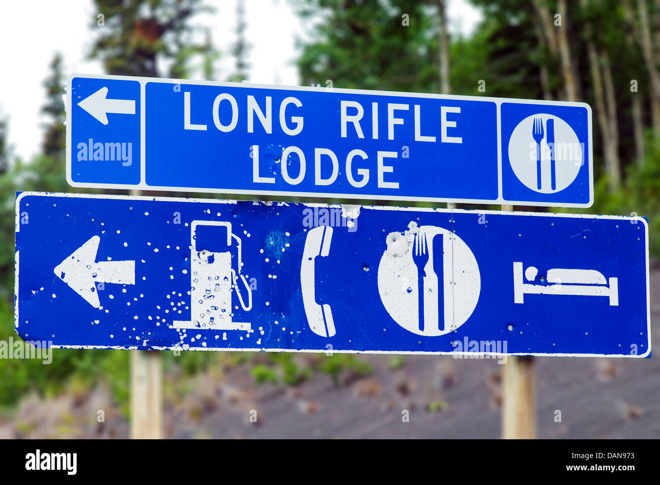 Langes Gewehr Lodge Straßenschild mit Einschusslöchern, Glen Highway; Highway 1, Alaska, USA Stockfoto