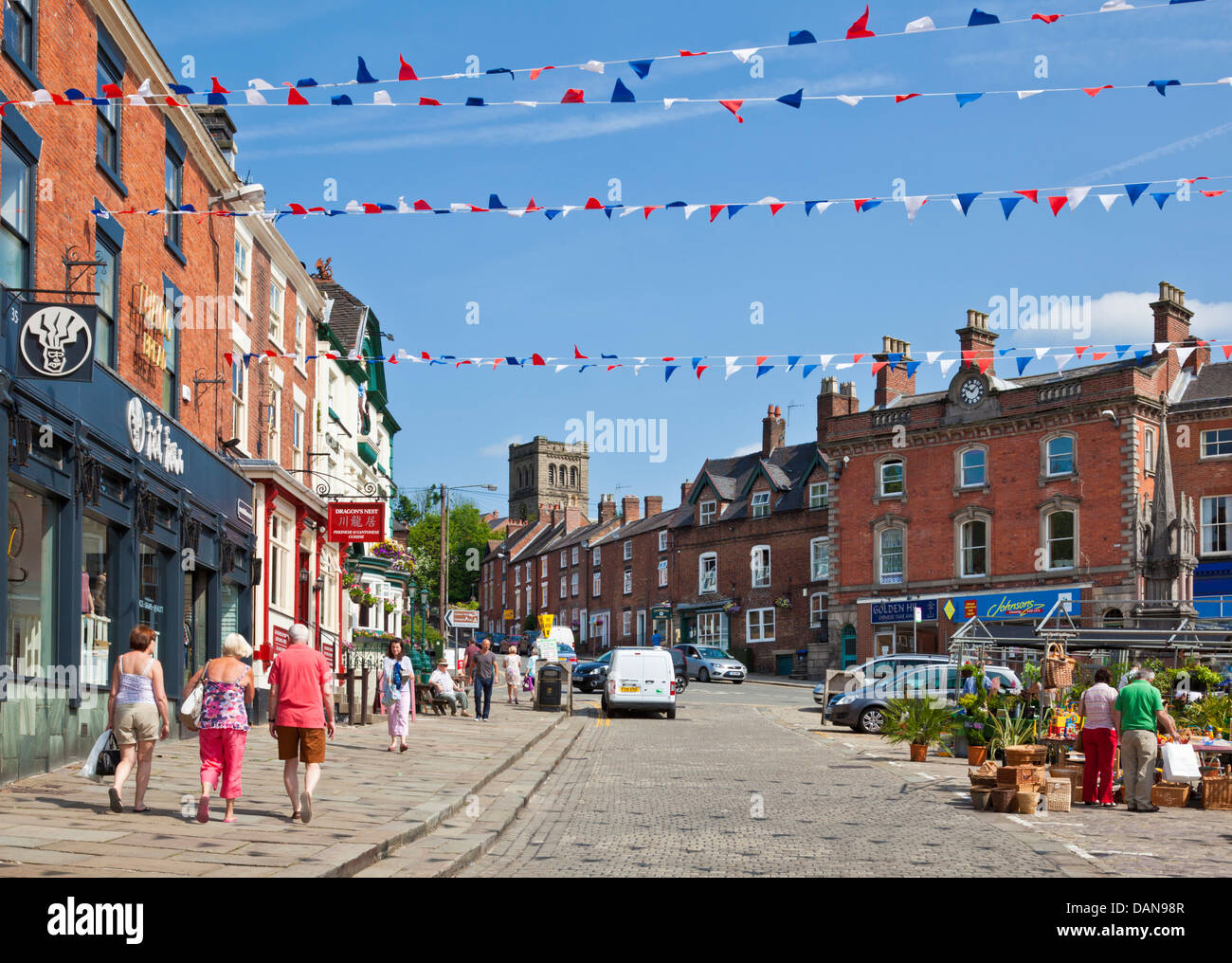 Stadtzentrum und Markplatz mit bunting Derbyshire Ashbourne England UK GB EU Europa decked Stockfoto