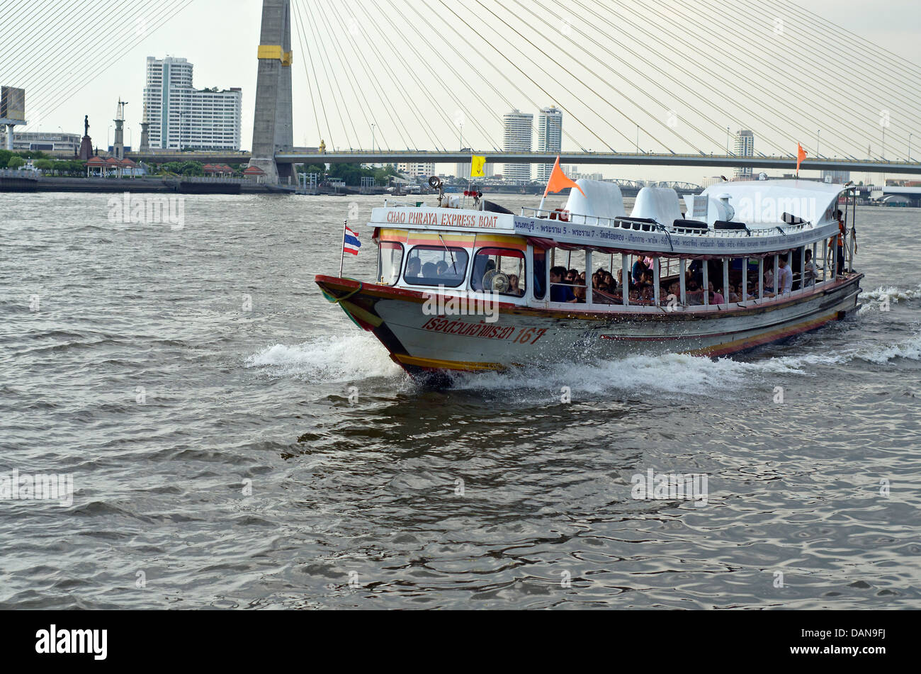 Boot auf dem Chao Phraya River in Bangkok Stockfoto