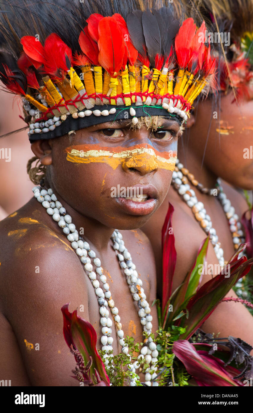Kleiner Junge mit seinem Gesicht bemalt und tragen einen Stammes-Kopfschmuck in Goroka Show im Hochland von Papua-Neu-Guinea Stockfoto