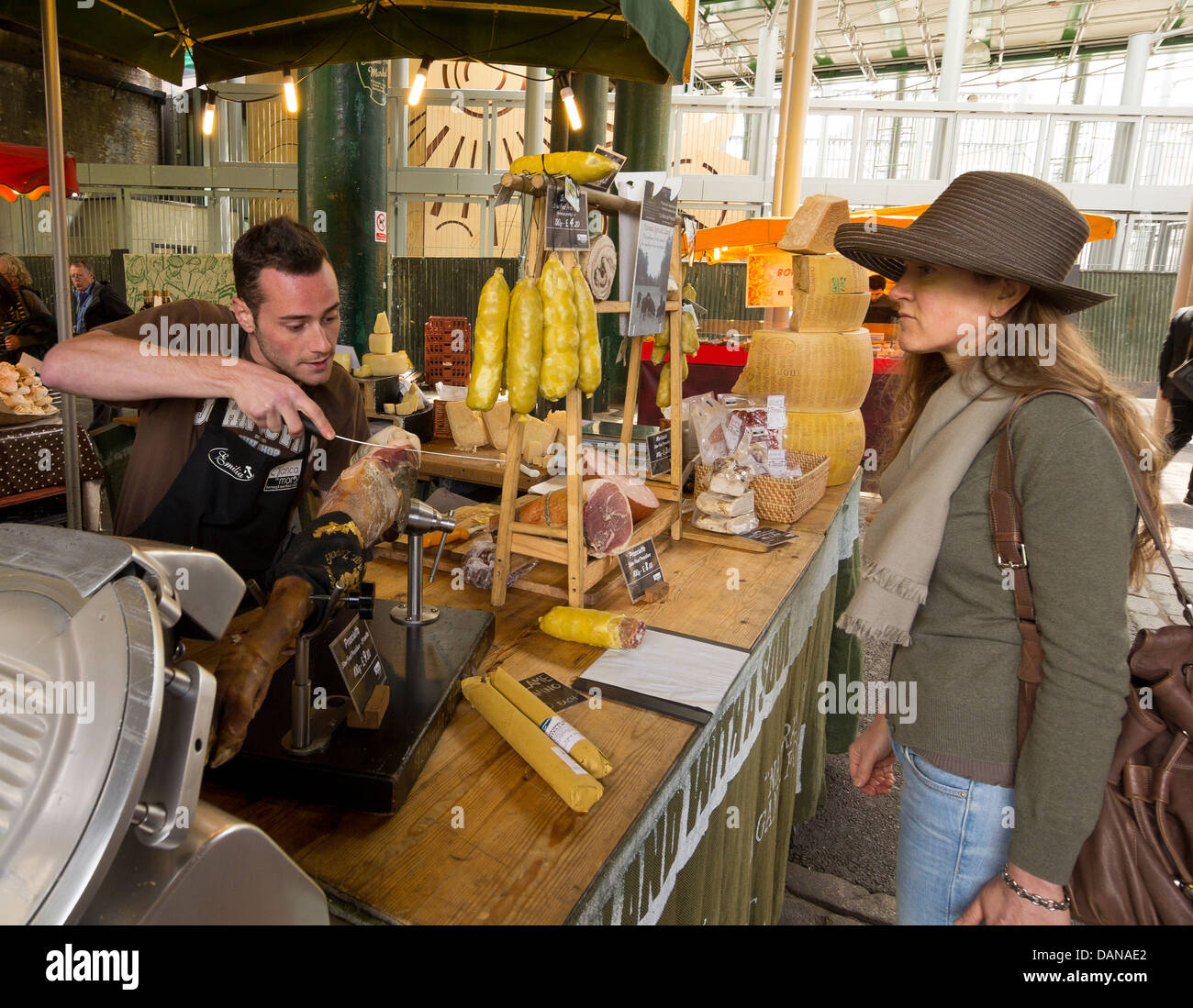 Kreditor einen Schinken schneiden, bei Borough Market, London Stockfoto