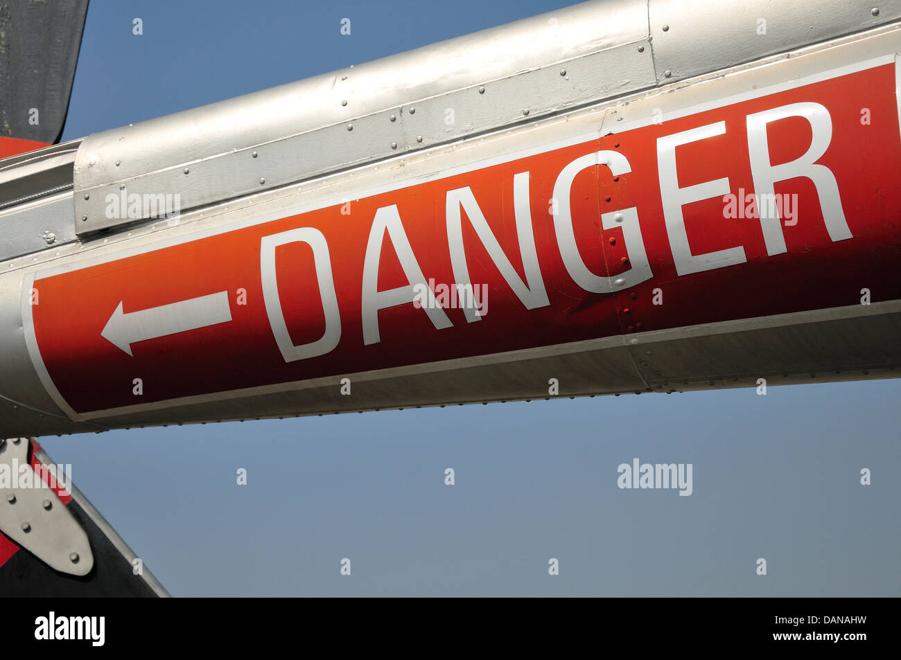 Chatham, Kent, England. Chatham Historic Dockyard. Gefahr auf Hubschrauber Tail zu unterzeichnen Stockfoto