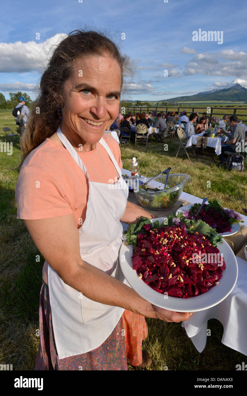 Partyservice mit Rüben Salat bei einer Hochzeit auf einem Bauernhof im Osten Oregons. Stockfoto