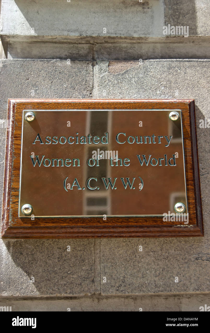 Namensplakette für die assoziierten Land Frauen der Welt, oder a.c.w.w., Tufton Street, London, england Stockfoto