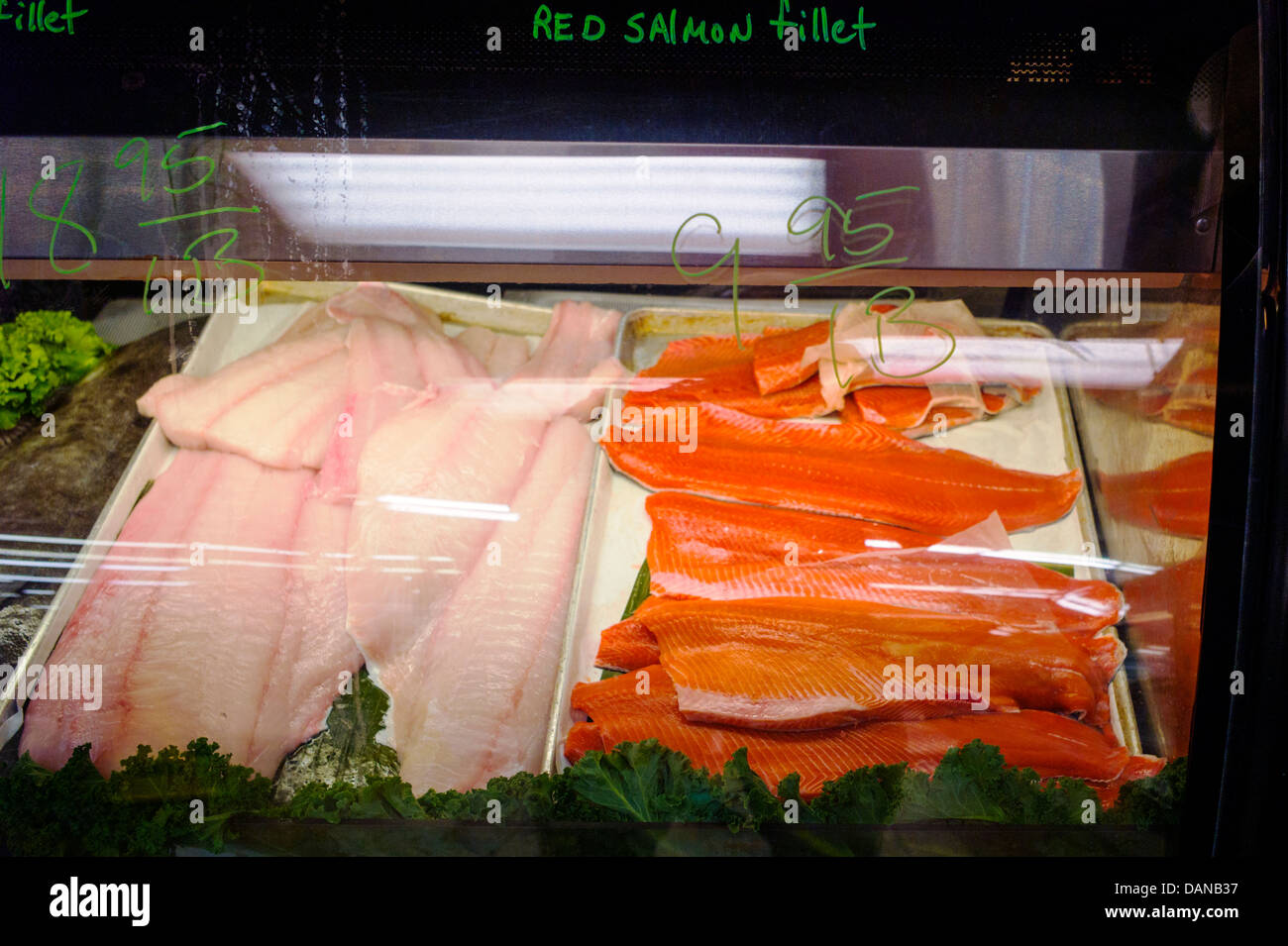 Frische rote Lachs auf Display, neue Sagaya Midtown Markt, Anchorage, Alaska, USA Stockfoto