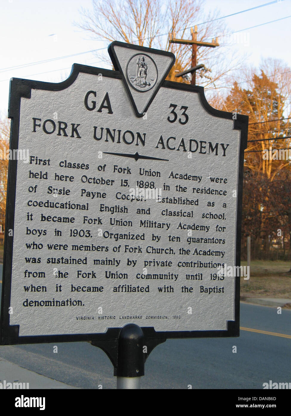 FORK UNION ACADEMY ersten Klassen der Fork Union Academy wurden hier 15. Oktober 1898, in der Residenz von Susie Payne Cooper statt. Als einer koedukativen englischen und klassischen Schule gegründet, wurde es im Jahre 1903 Fork Union Military Academy für Jungen. Organisiert von zehn bürgen Gabel Kirche angehörten, wurde die Akademie vor allem durch private Beiträge aus der Gabel Union Community bis 1913 getragen wenn es mit der Bezeichnung Täufer angegliedert wurde. Virginia historische Landmarks Commission, 1983 Stockfoto