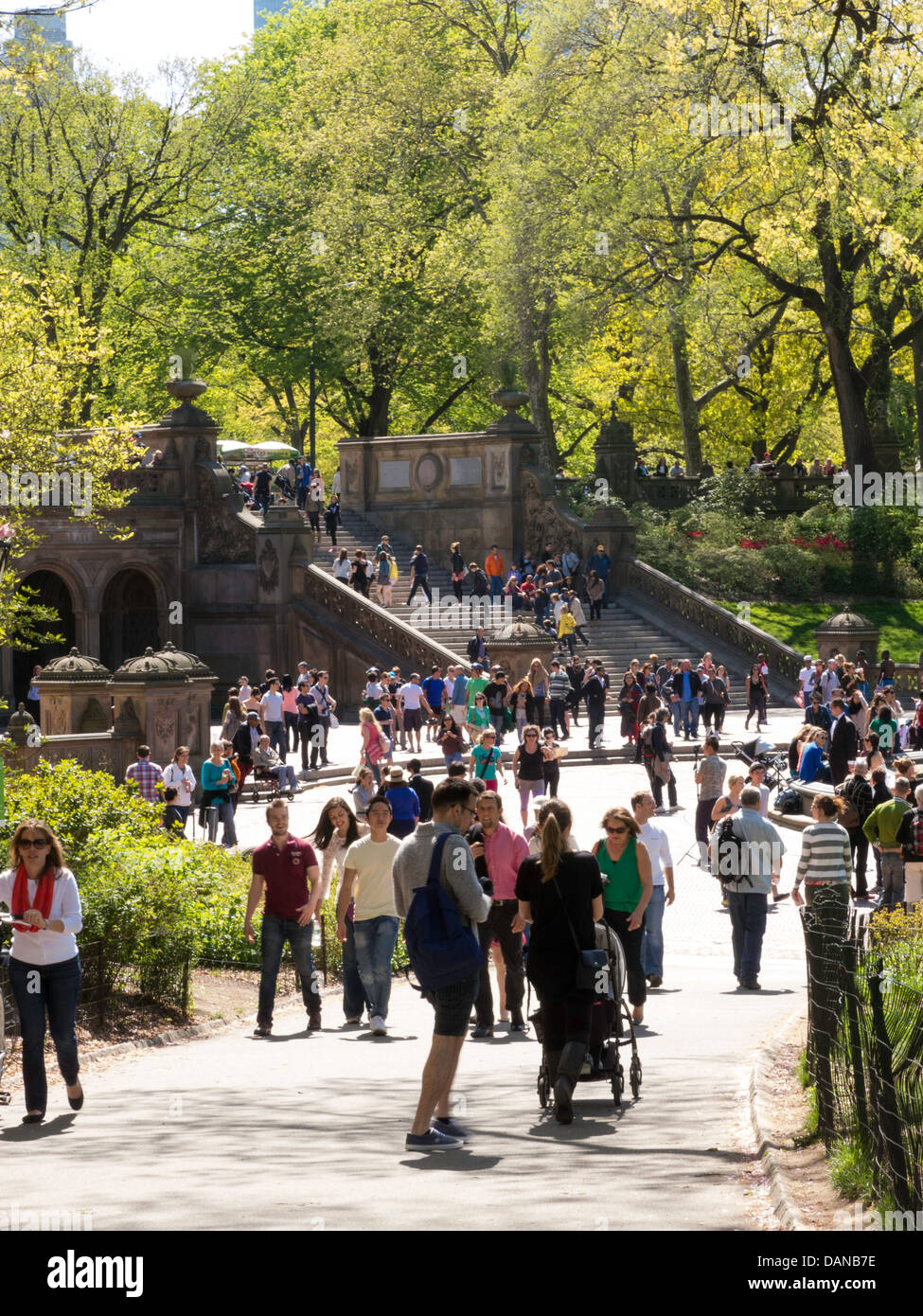 Touristen genießen Bethesda Terrasse im Central Park, New York Stockfoto