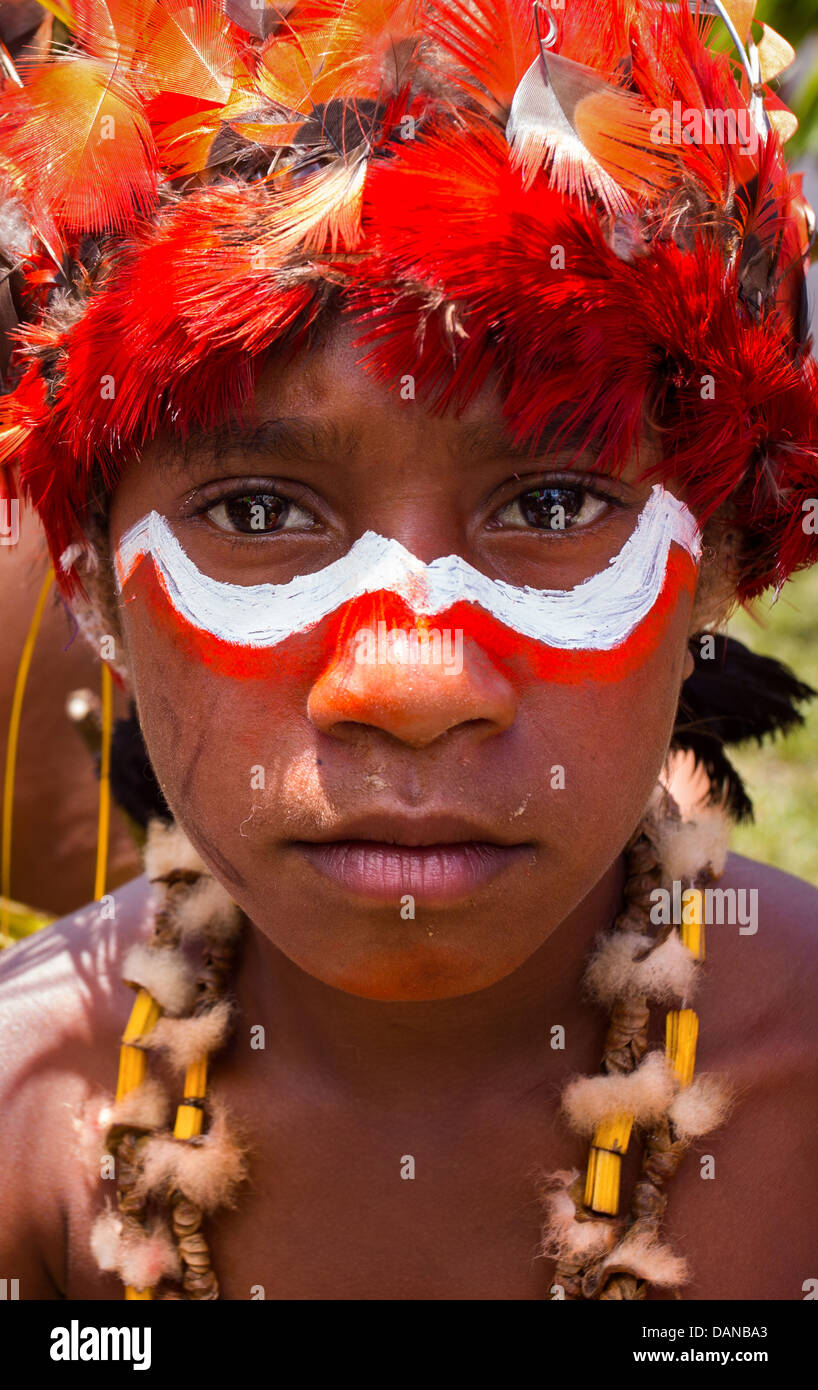 Kleiner Junge mit seinem Gesicht bemalt und tragen einen Stammes-Kopfschmuck in Goroka Show im Hochland von Papua-Neu-Guinea. Stockfoto