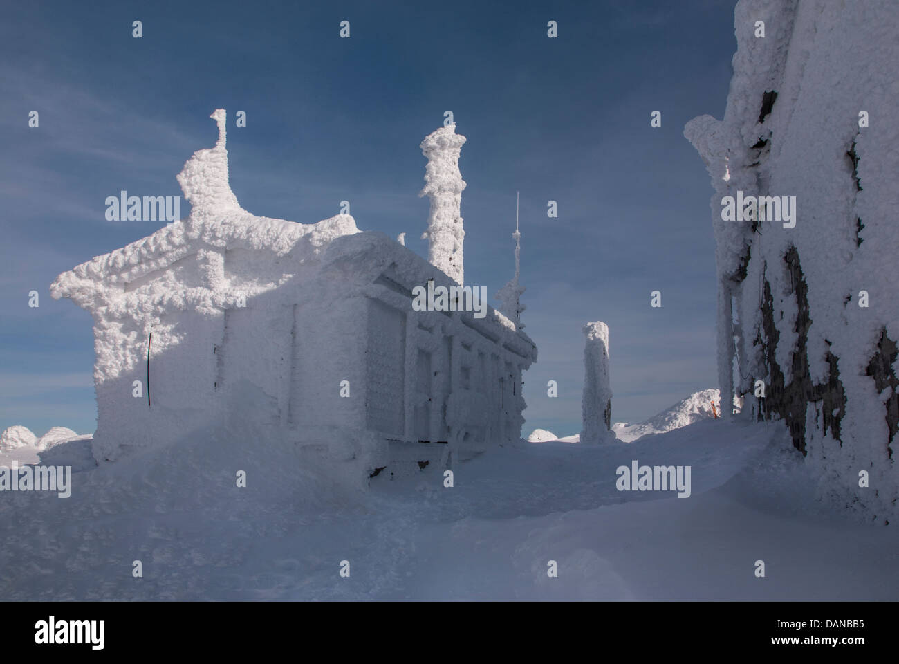 Gefrorene Berghütte, Vitosha, Bulgarien. Stockfoto