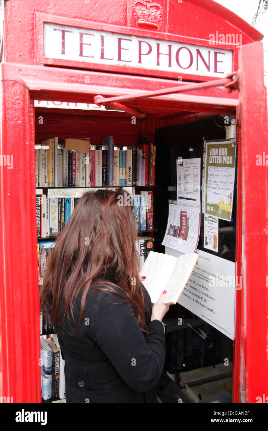 Leser in de-beauftragte British Telekom Telefonzelle verwandelt sich in eine Gemeinschaft Büchertausch, Little Eaton, Derbyshire, UK Stockfoto
