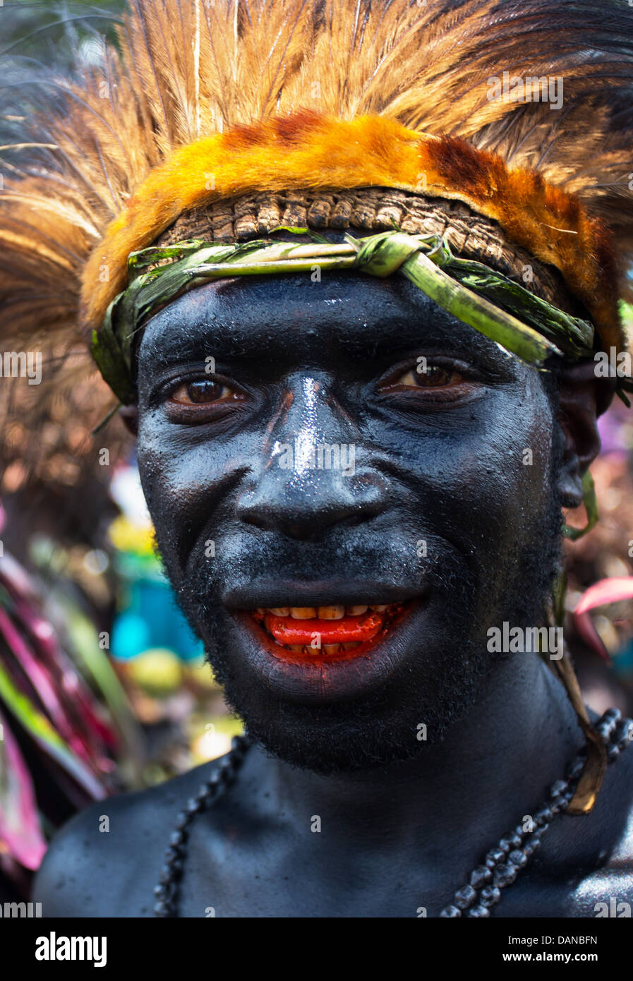 Tribal Warrior lackiert Schwarz und mit Betelnuss verfärbte Zähne auf der Goroka Show in Papua-Neu-Guinea Stockfoto