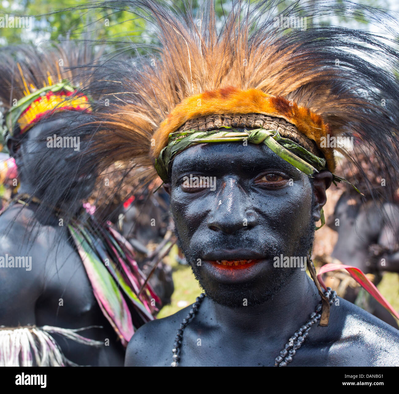 Tribal Warrior lackiert Schwarz und mit Betelnuss verfärbte Zähne auf der Goroka Show in Papua-Neu-Guinea Stockfoto