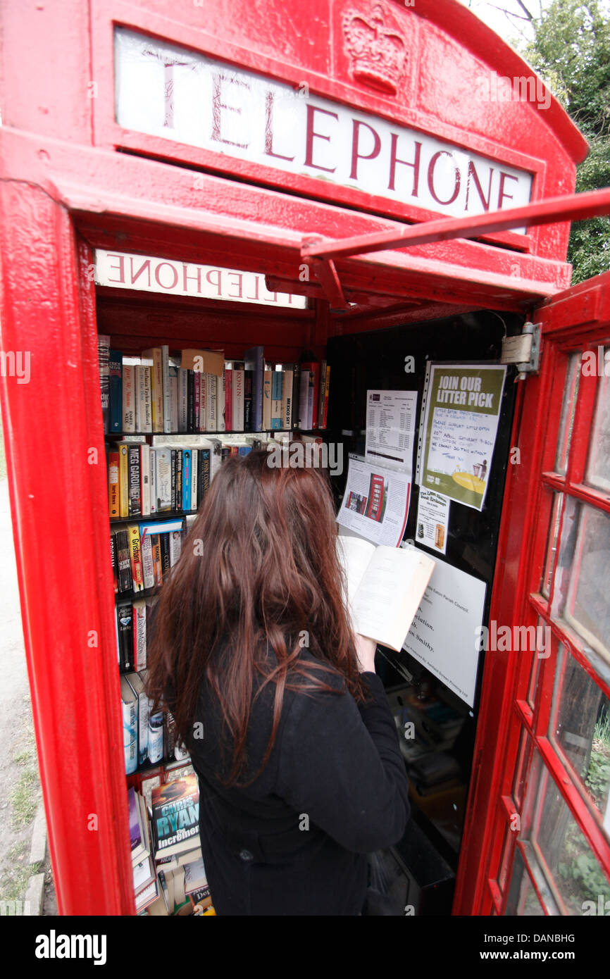 Leser in de-beauftragte British Telekom Telefonzelle verwandelt sich in eine Gemeinschaft Büchertausch, Little Eaton, Derbyshire, UK Stockfoto