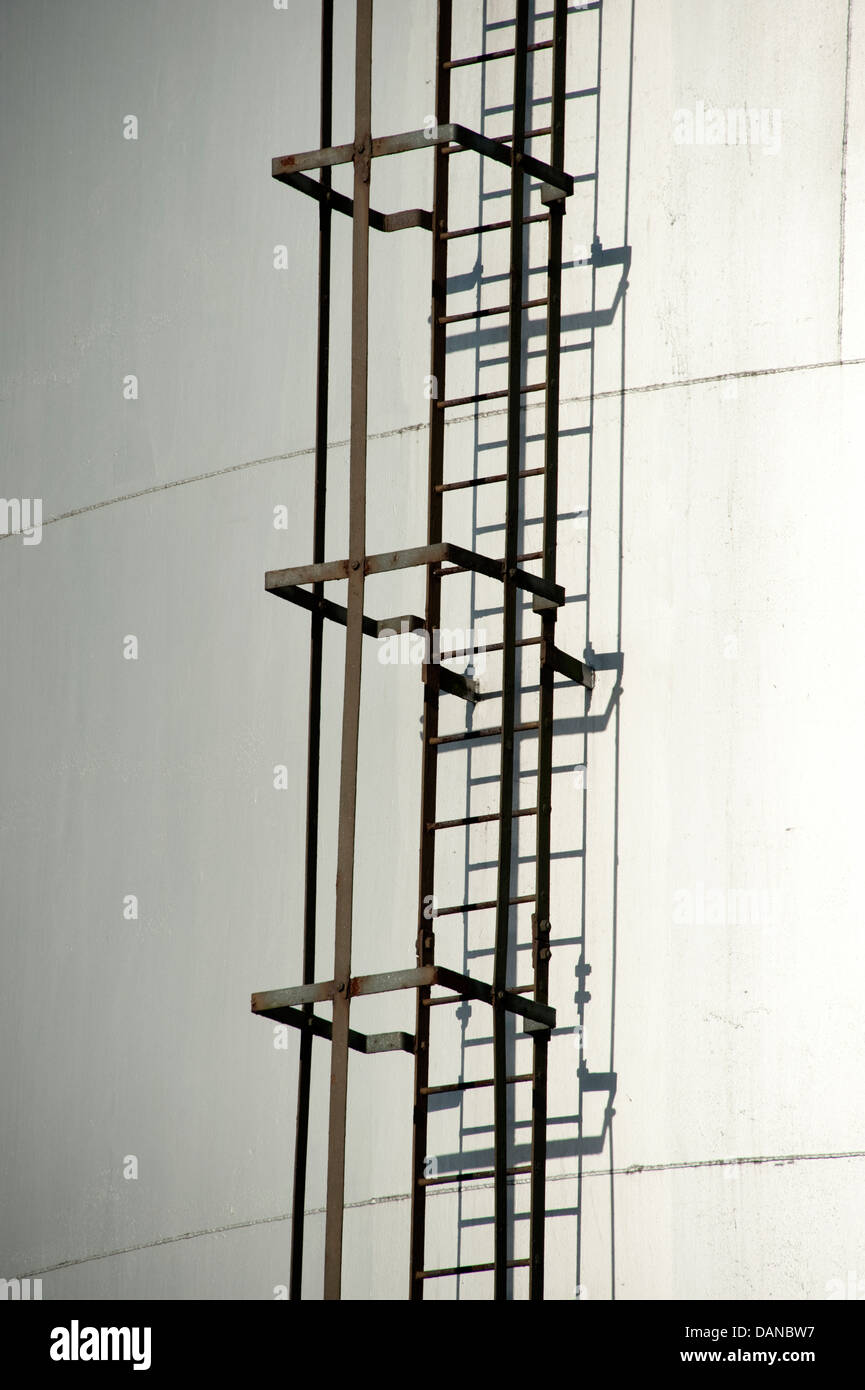 Stahl-Raffinerie Storage Tanks senkrechte Leiter Stockfoto