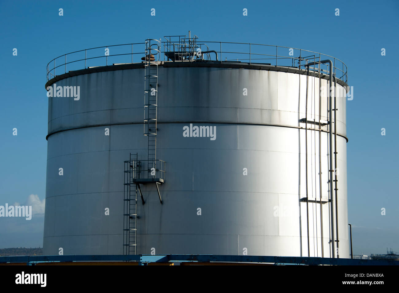 Stahl-Raffinerie Lagerung Tank riesig großen blauen Himmel Stockfoto