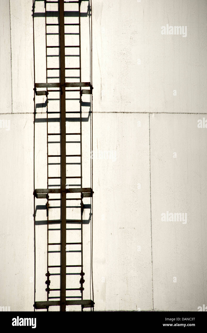 Stahl-Raffinerie Storage Tanks senkrechte Leiter Stockfoto