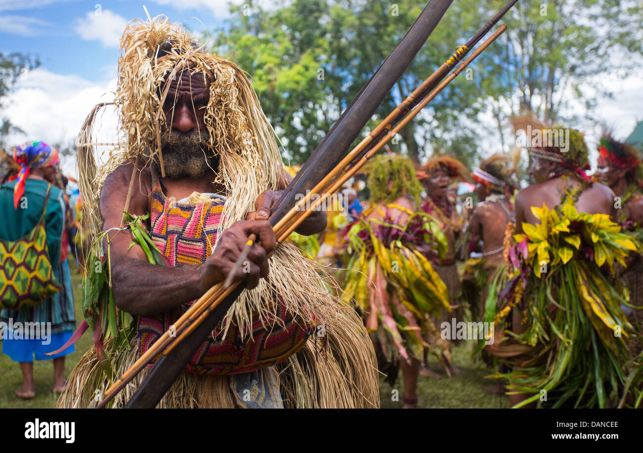 Ältere Stammes-Krieger gekleidet in traditionellen Rasen Kostüm mit gezeichneten Pfeil und Bogen, Papua-Neu-Guinea Stockfoto