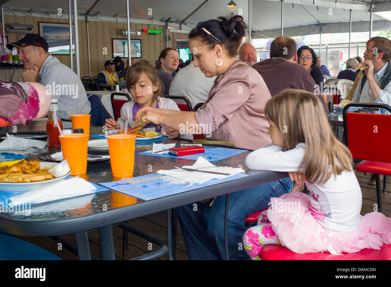 Mutter und Tochter im Ballett Kleid Phyllis Spezialtitäten Restaurant