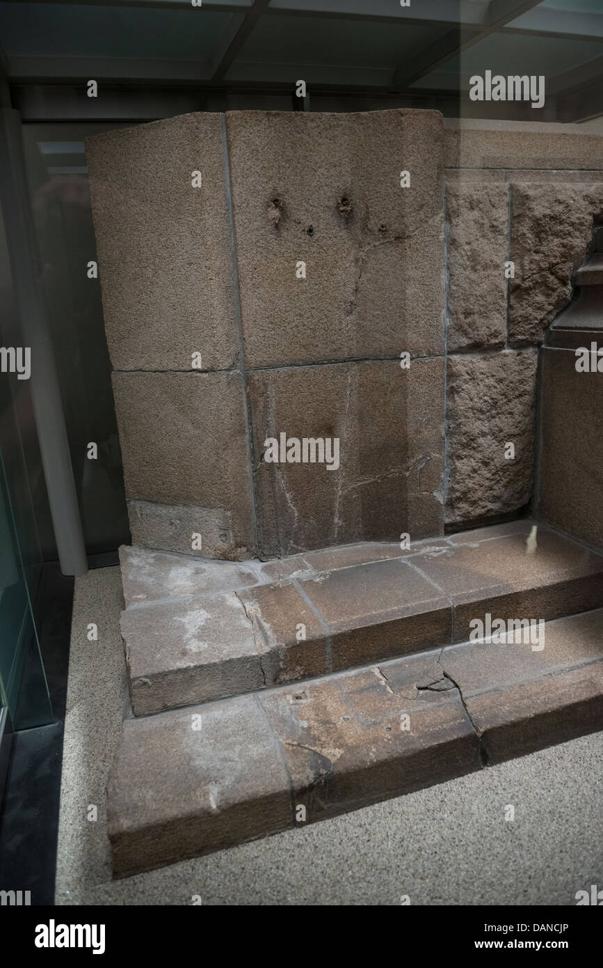 Der Schatten Einer Person Die Durch Intensive Hitzestrahlen Der Atomexplosion In Den Stein Eingraviert Wurde Hiroshima Peace Memorial Museum Stockfotografie Alamy