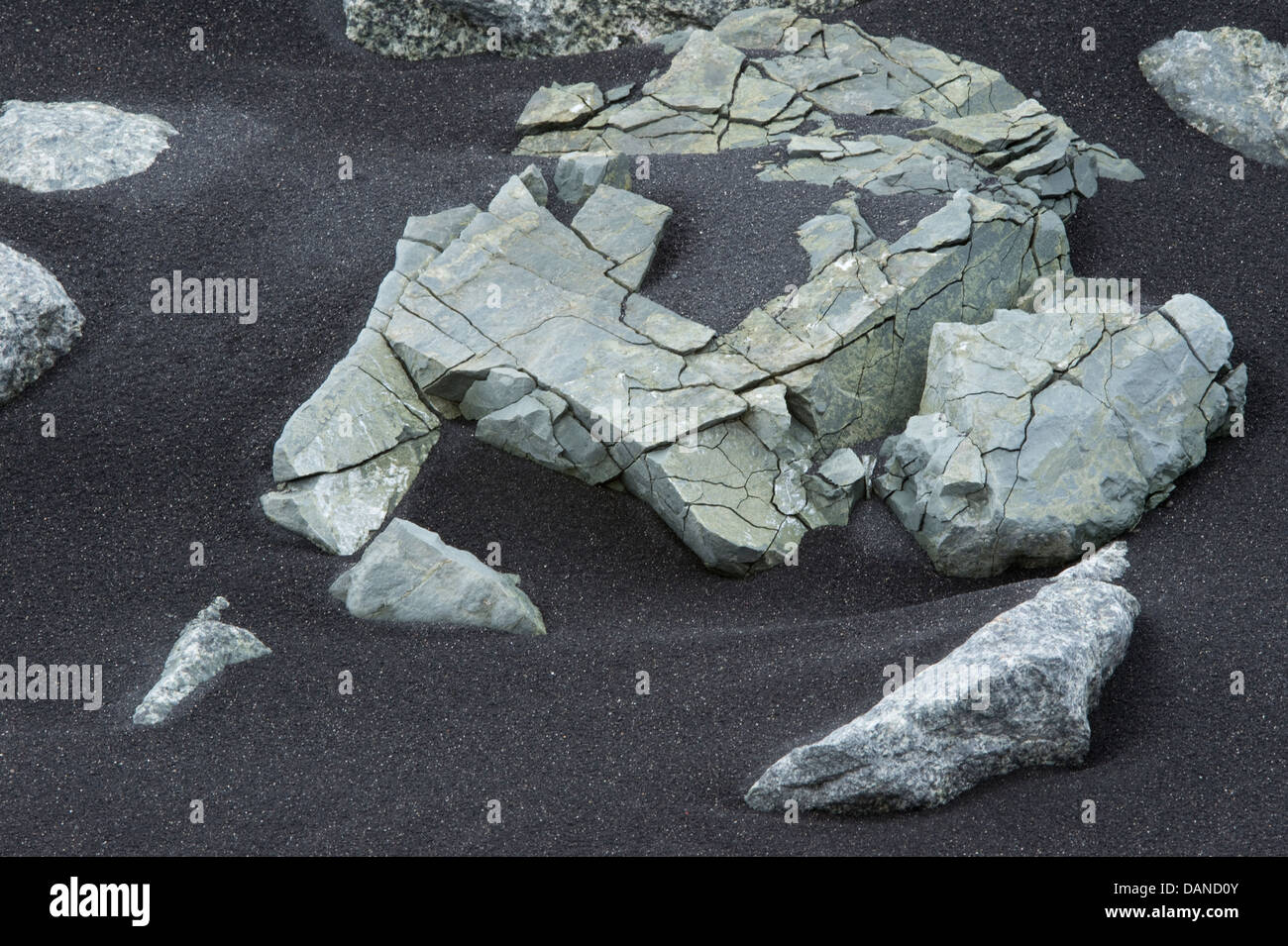Rock im schwarzen Vulkanasche Jökulsárlón zerfallenden "Gletscherfluss Lagune" Southern Island Europa Atlantik Juni Stockfoto