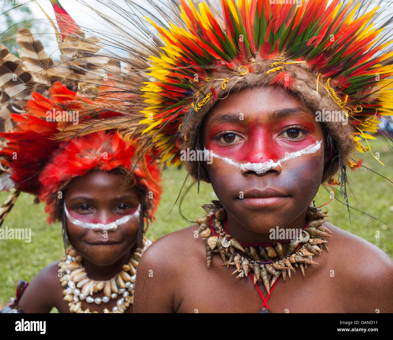 Kinder tragen einen bunte Feder Kopfschmuck aus aus Saphirlori Federn, Goroka show, Papua-Neu-Guinea Stockfoto
