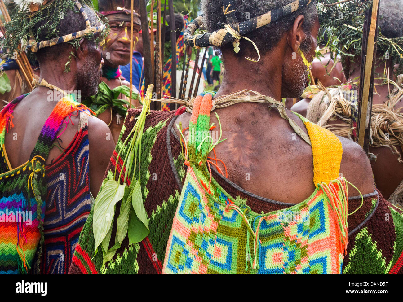 Gruppe von Stammesangehörigen gekleidet in traditioneller Tracht, Bilums trägt und hält Pfeil und Bogen, Goroka Show, Papua-Neu-Guinea Stockfoto