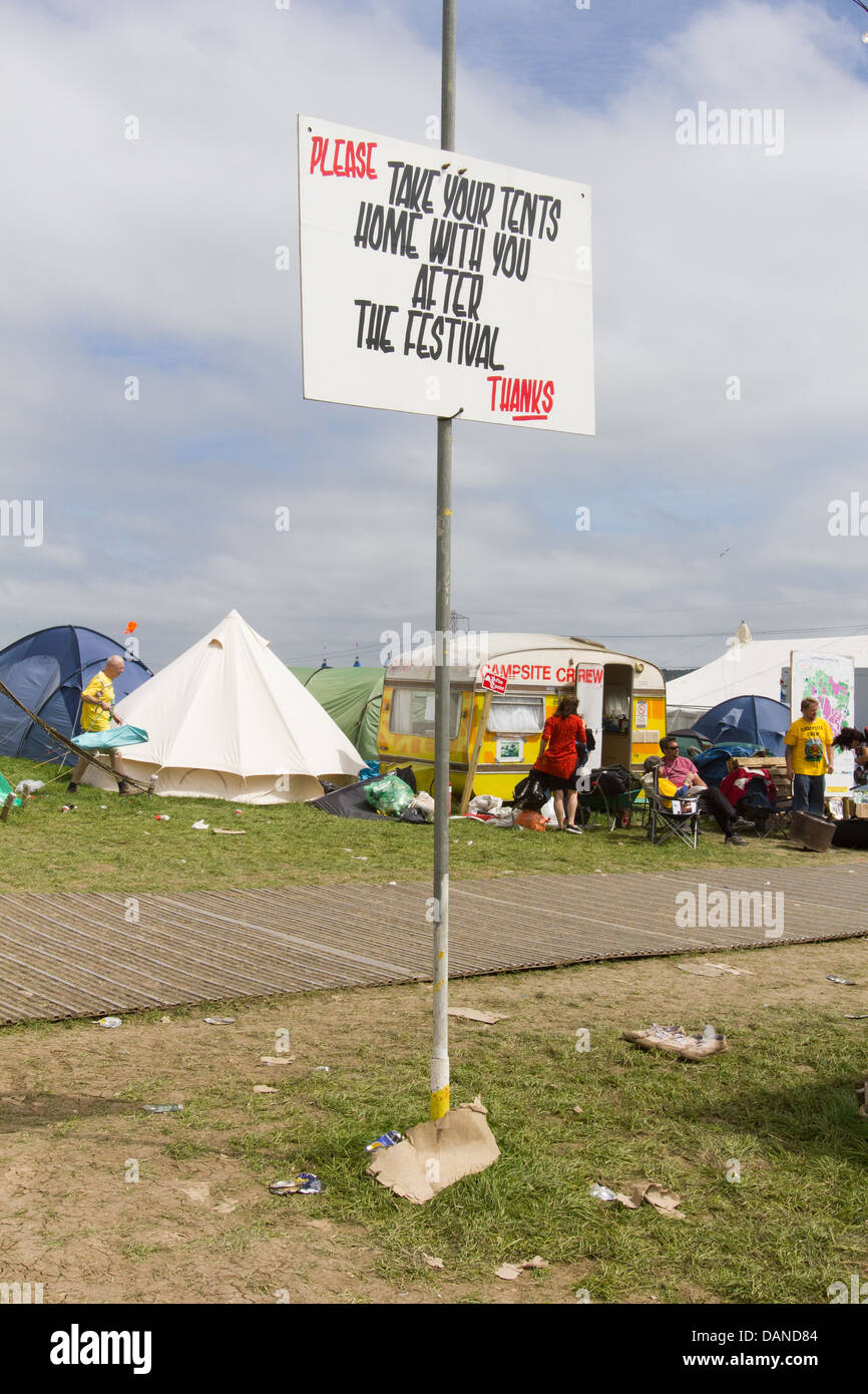 Bitte nehmen Sie nach Hause Ihre Zelte nach dem Festival-Schild, Glastonbury Festival 2013 mit. Stockfoto