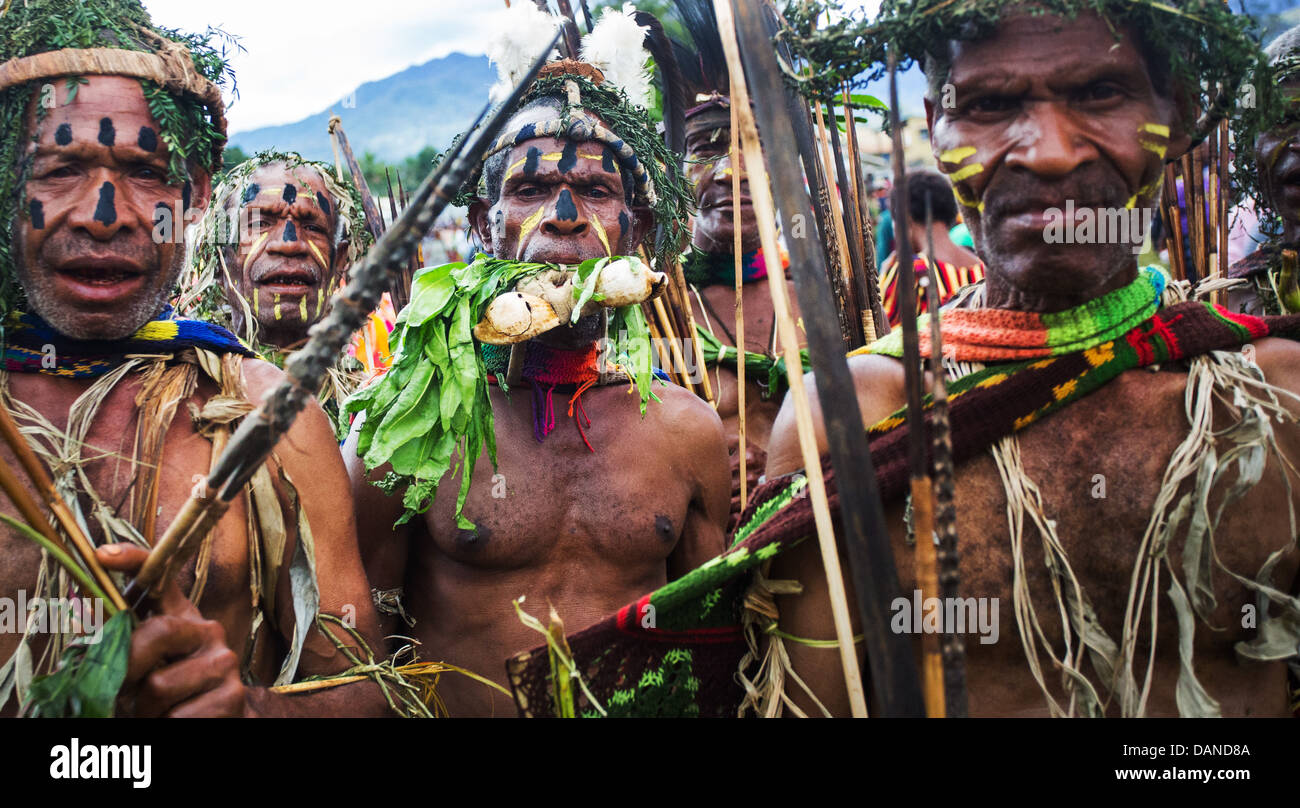 Gruppe von Stammesangehörigen in Tracht gekleidet und hält Pfeil und Bogen, Goroka Show, Papua-Neu-Guinea. Stockfoto