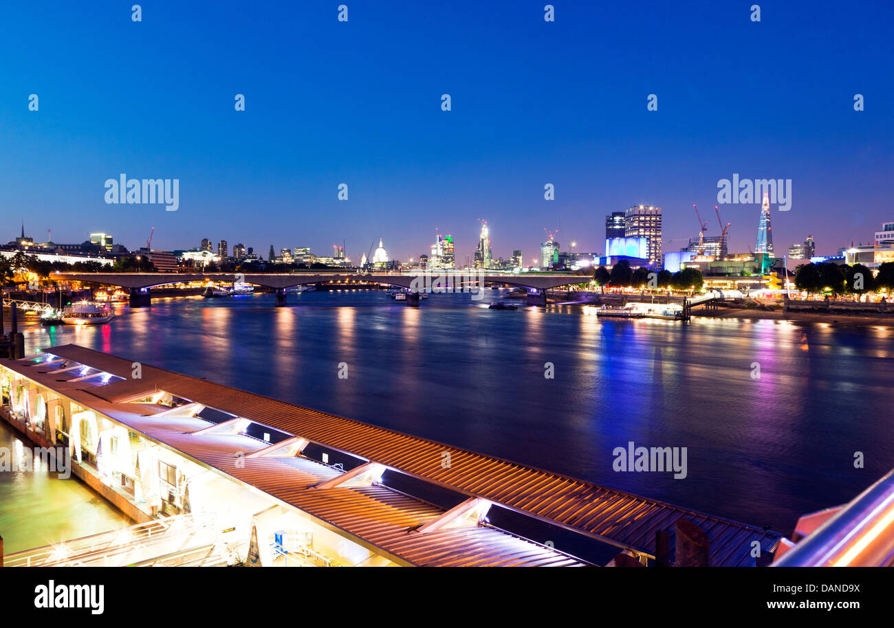 Thames Sonnenuntergang von Hungerford Bridge Nacht London UK Stockfoto