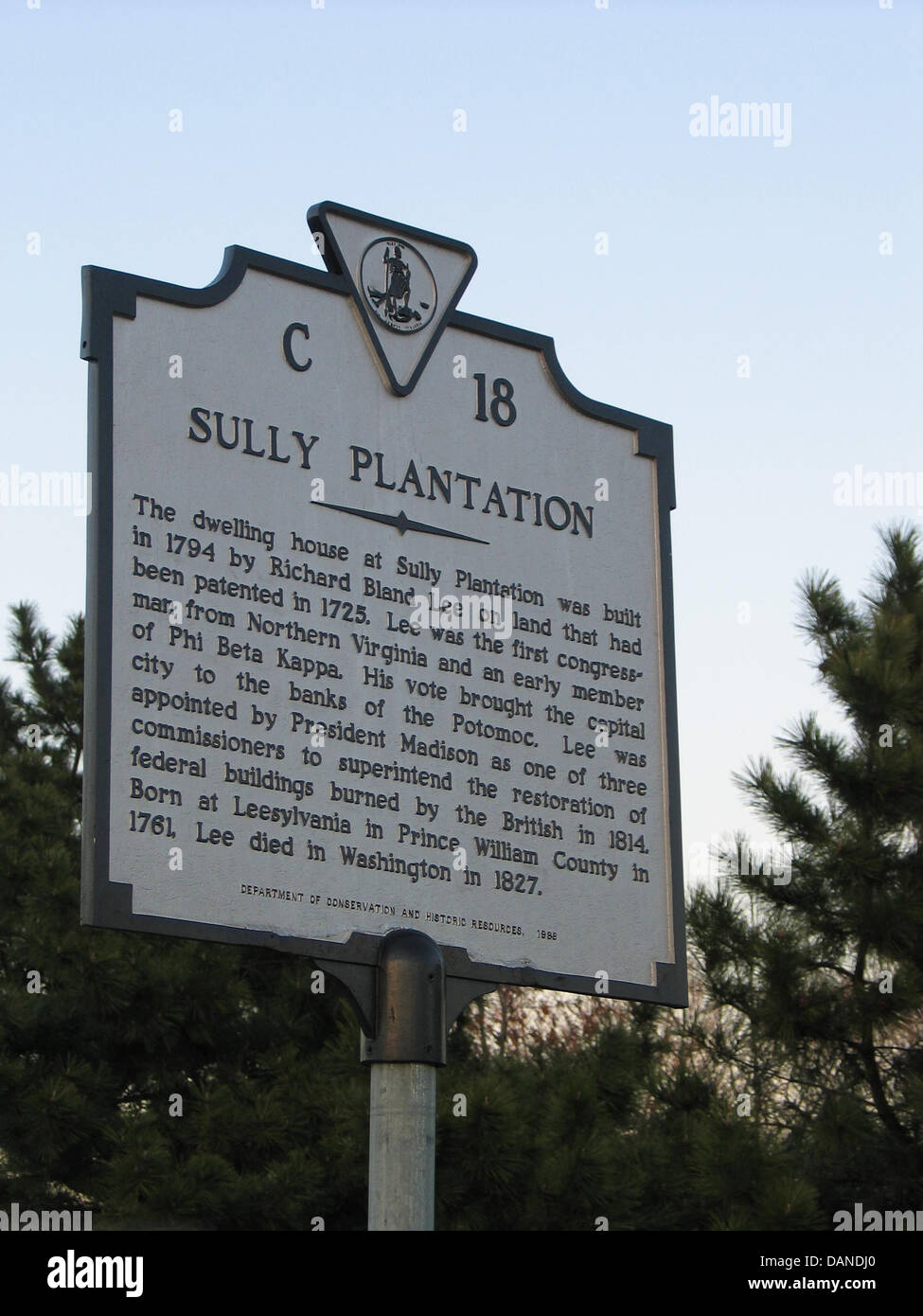 SULLY PLANTATION entstand das Wohnhaus auf Sully-Plantage im Jahre 1794 von Richard Bland Lee auf dem Land, die im Jahre 1725 patentiert worden war. Lee war der erste Politiker Nordvirginia und ein frühes Mitglied von Phi Beta Kappa. Seine Stimme brachte die Hauptstadt an den Ufern des Potomac. Lee wurde Präsident Madison als einer der drei Kommissare ernannt, die Wiederherstellung der Bundesbauten verbrannt von den Briten im Jahre 1814 zu beaufsichtigen. Geboren als Leesylvania im Prince William County im Jahre 1761, starb Lee in Washington im Jahre 1827. Department of Conservation and historische Ressourcen, 1988 Stockfoto