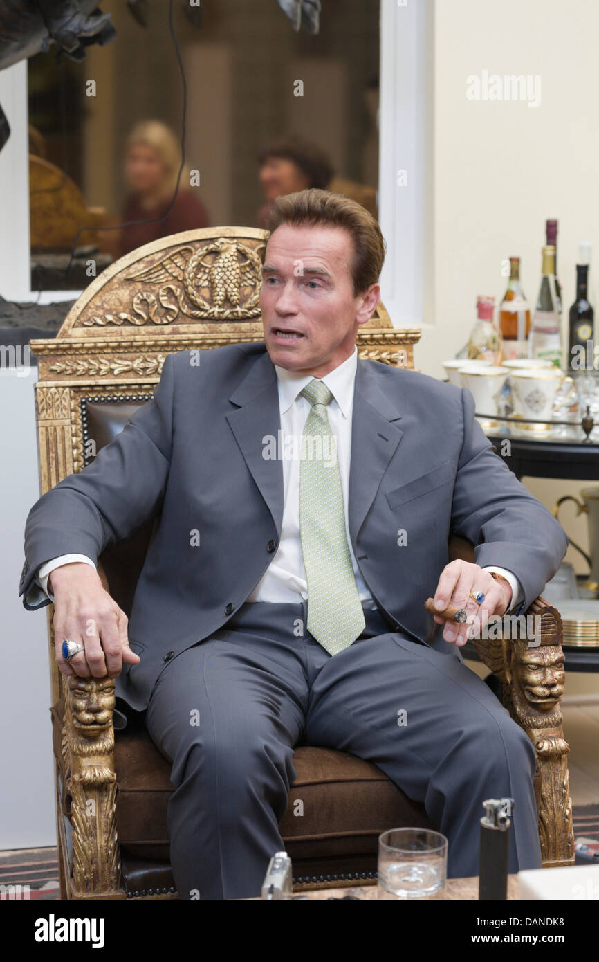 SANTA MONICA CA. - Schauspieler/Gouverneur Arnold Schwarzenegger am 31. Januar 2008 in Santa Monica, Kalifornien interviewt. Stockfoto