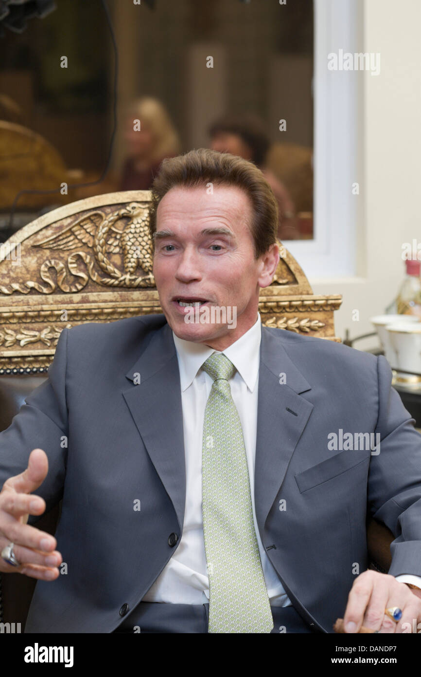 SANTA MONICA CA. - Schauspieler/Gouverneur Arnold Schwarzenegger am 31. Januar 2008 in Santa Monica, Kalifornien interviewt. Stockfoto