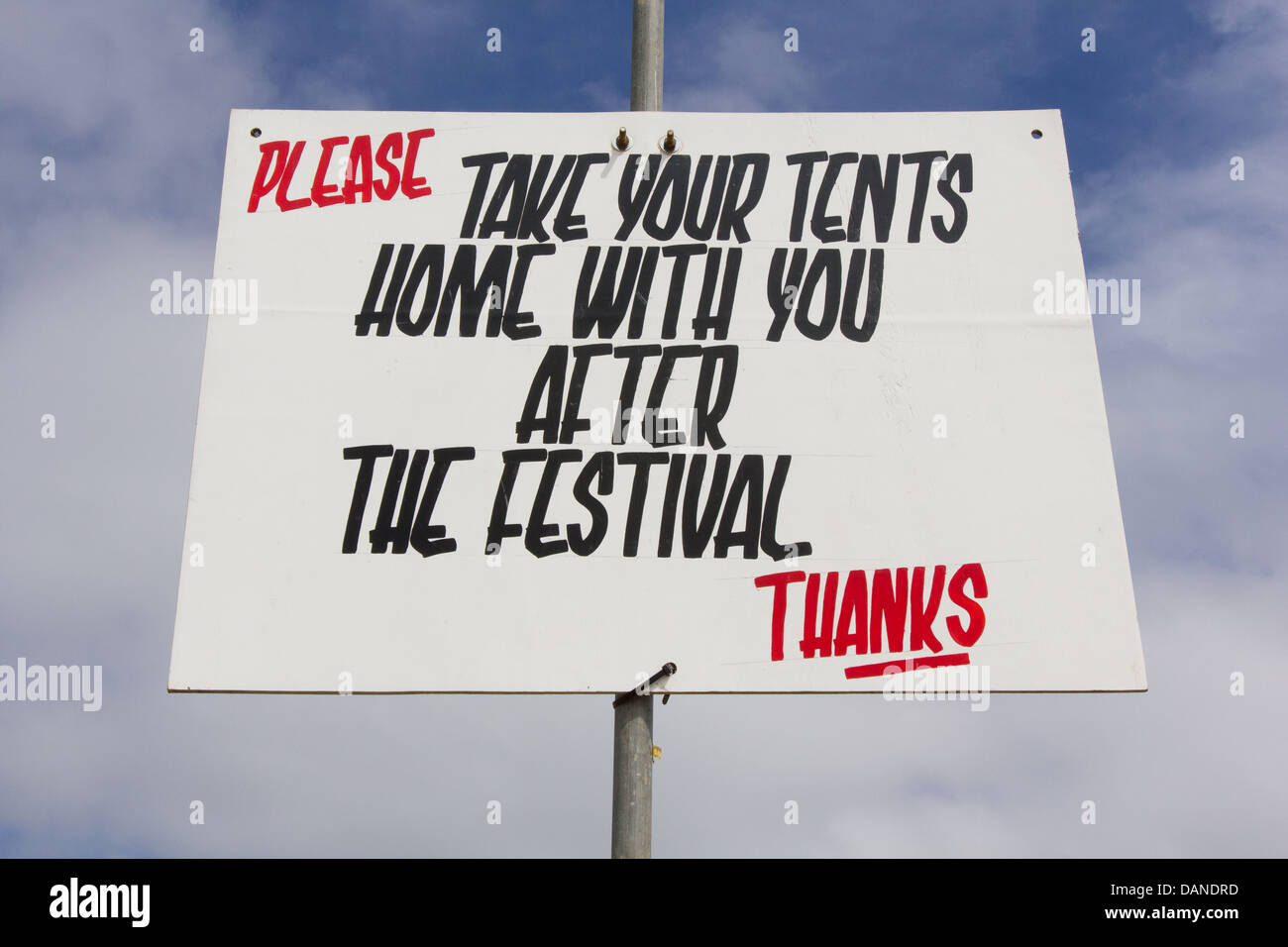 Bitte nehmen Sie nach Hause Ihre Zelte nach dem Festival-Schild, Glastonbury Festival 2013 mit. Stockfoto