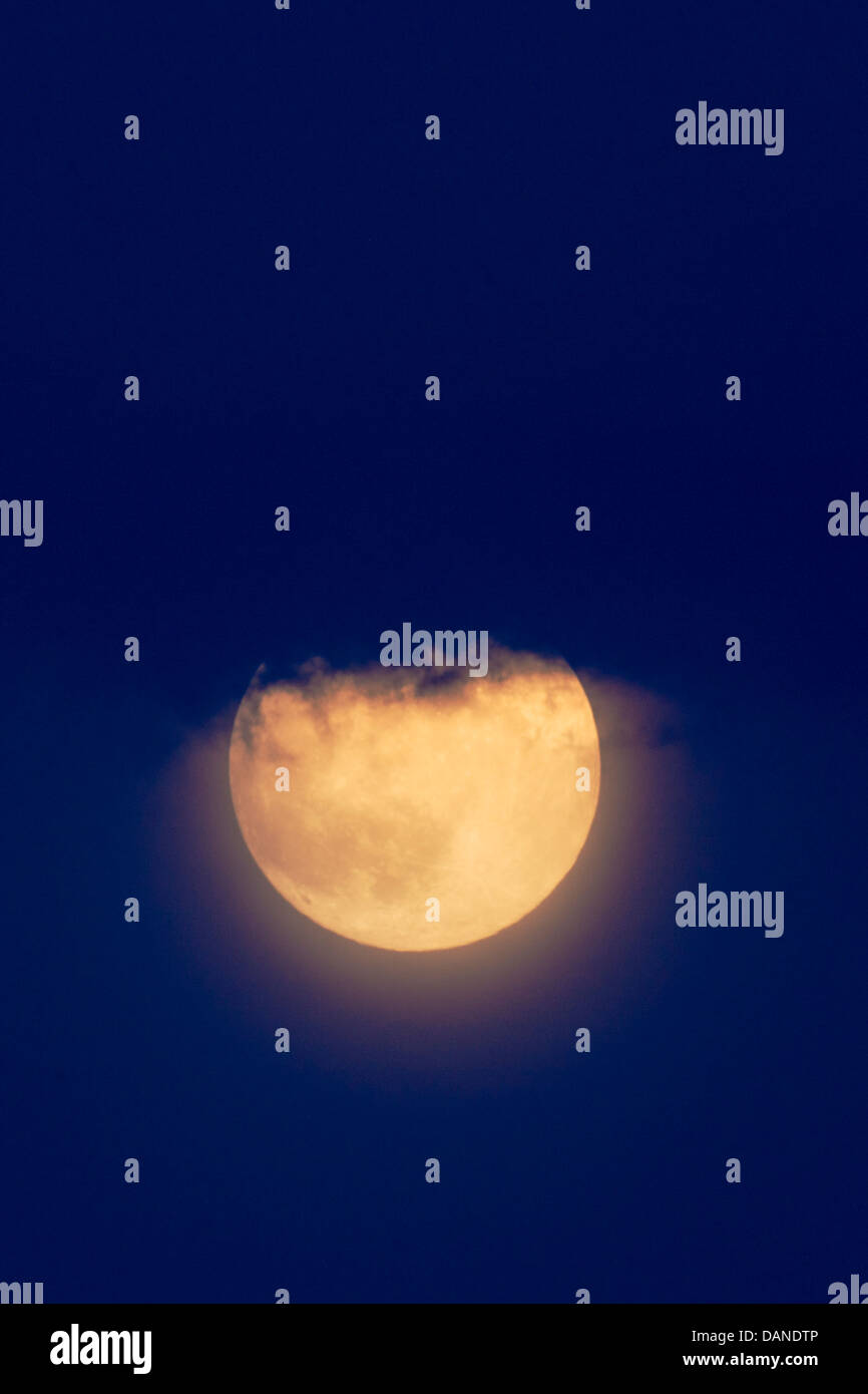 Waldbrände Rauch Farben der Vollmond steigt über Rocky Mountains. Stockfoto