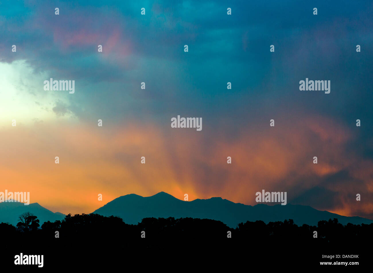 Lichtstrahlen Sonnenuntergang über die Rocky Mountains, zentralen Colorado, USA Stockfoto