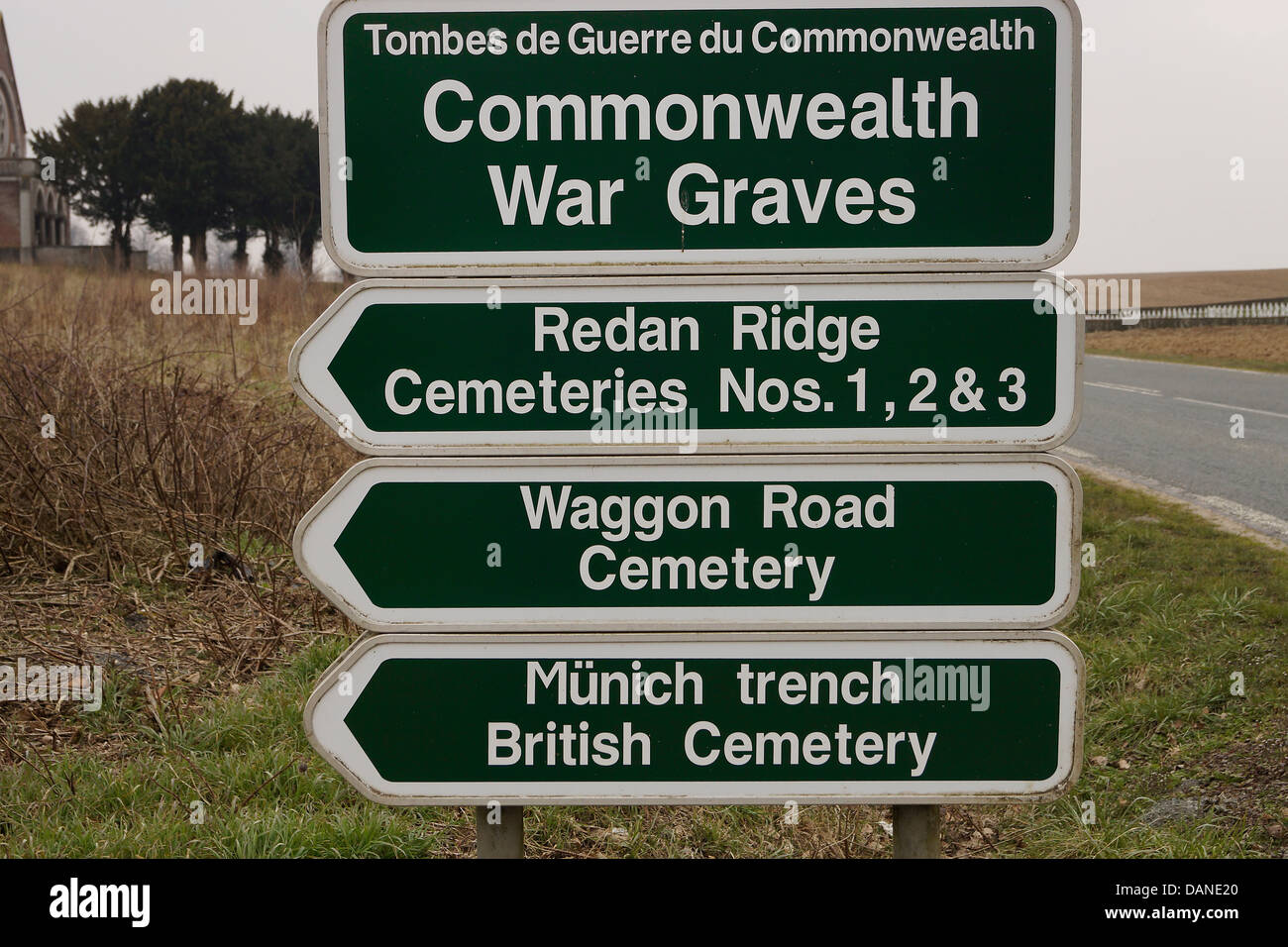 Wegweiser zu Commonwealth-Kriegsgräber einschließlich der Anhöhe Redan Ridge, die am 1. Juli 1916 angegriffen wurde. Stockfoto
