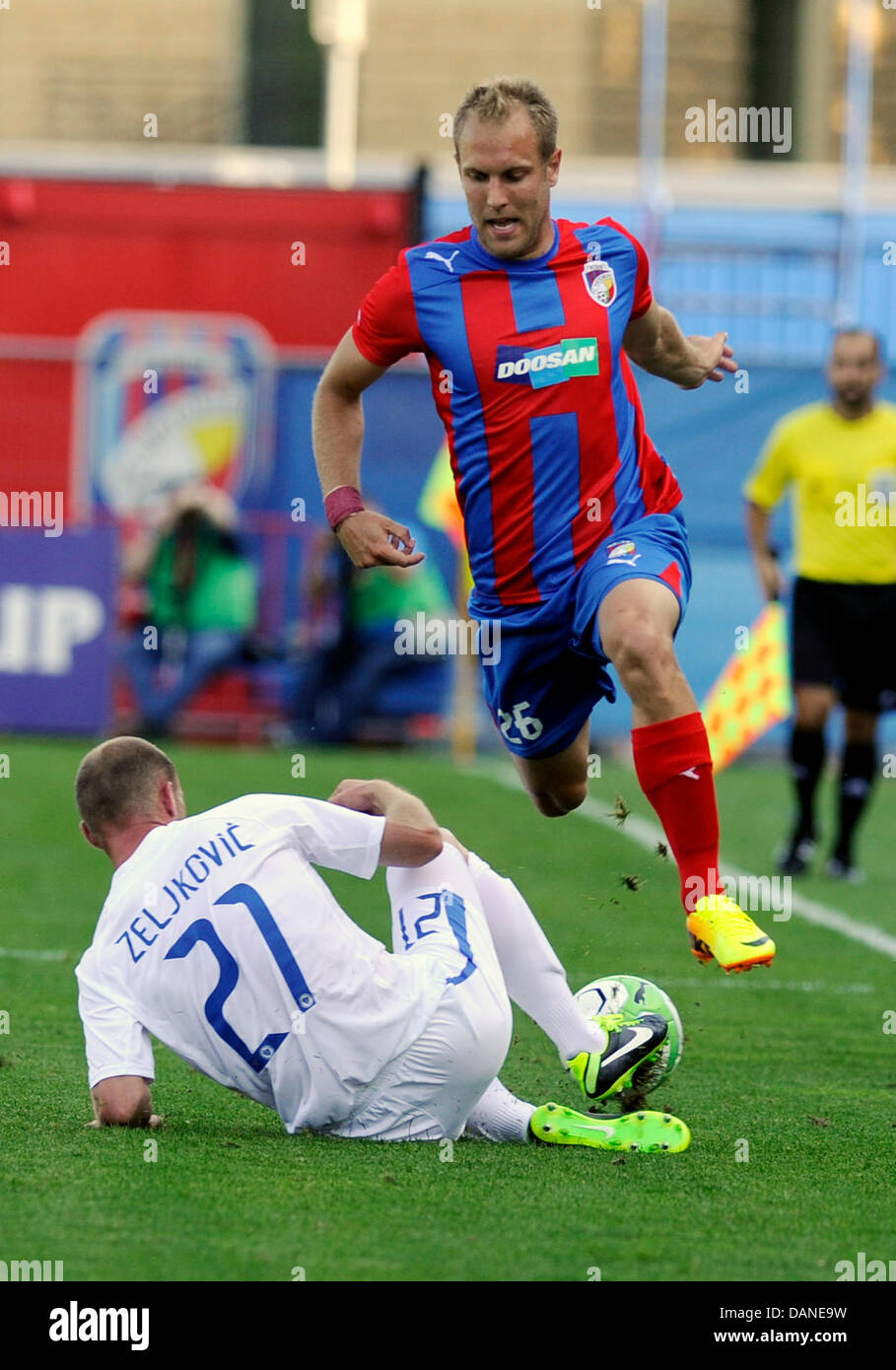 Eröffnungsspiel der Champions League, 2. Vorrunde, Viktoria Plzen Vs FK Zeljeznicar Sarajevo in Pilsen, Tschechische Republik, 16. Juli 2013. Daniel Kolar (rechts) von Viktoria und Mladen Zeljkovic (links) von Sarajevo. (CTK Foto/Petr Eret) Stockfoto