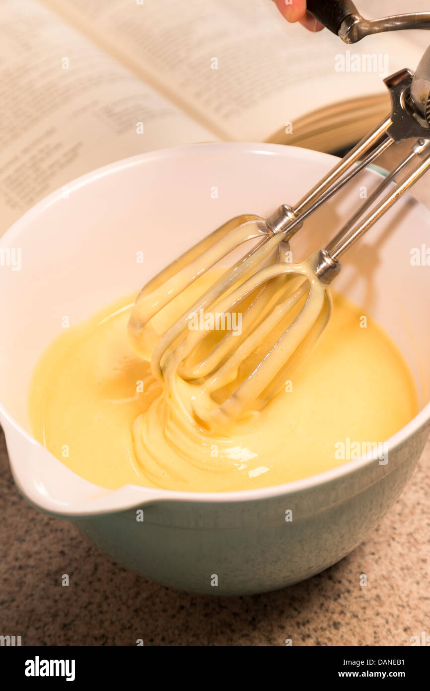 Kuchenteig in Schüssel mit Vintage Schläger Stockfoto