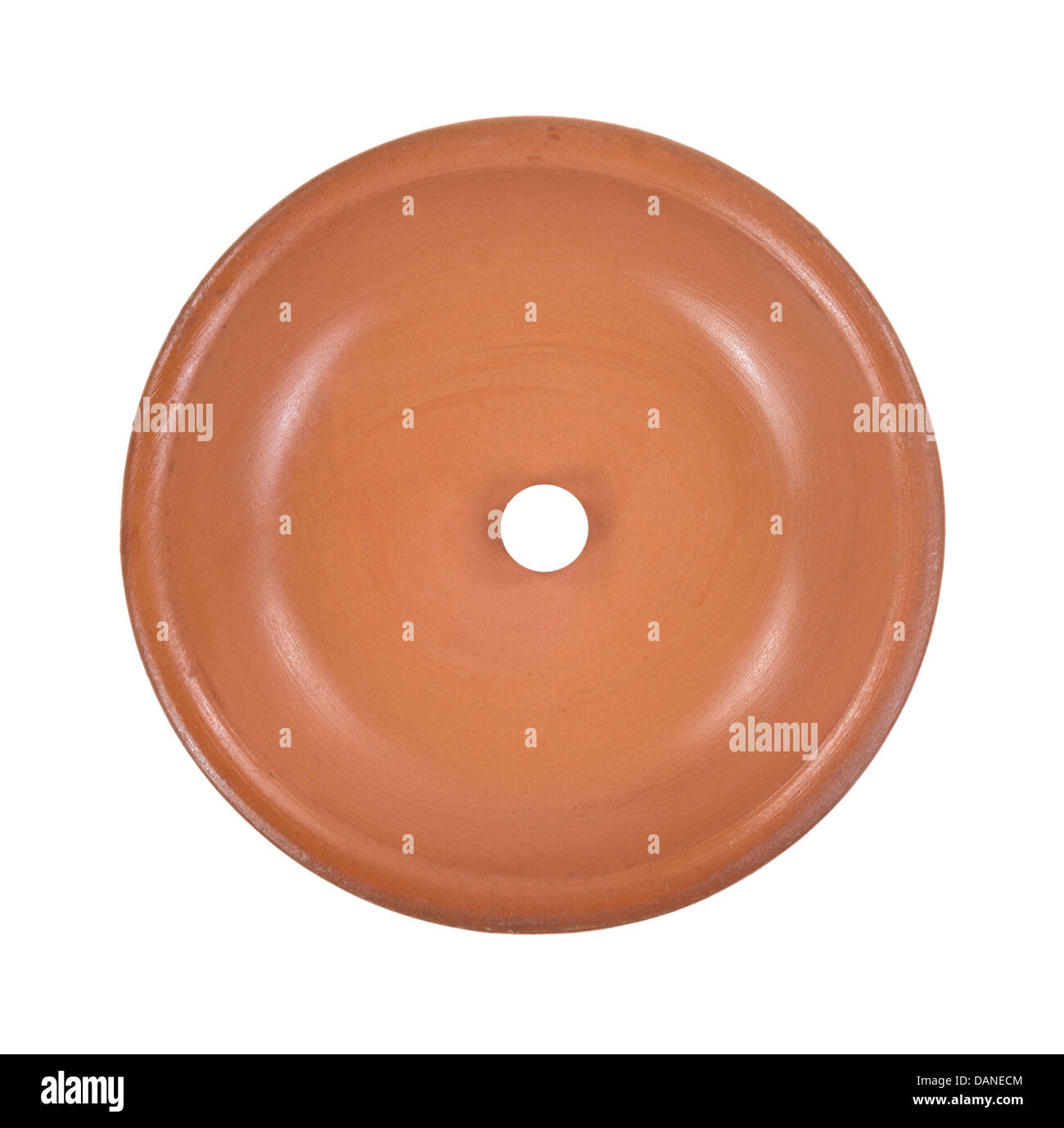 Eine einzige Tablette von Melatonin in einer roten Lehm Schüssel auf einem weißen Hintergrund. Stockfoto