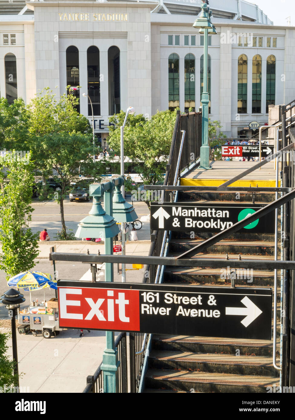 4 Zug, U-Bahn zu stoppen, Beschilderung, 161st Street und Yankee Stadium, Bronx, New York Stockfoto