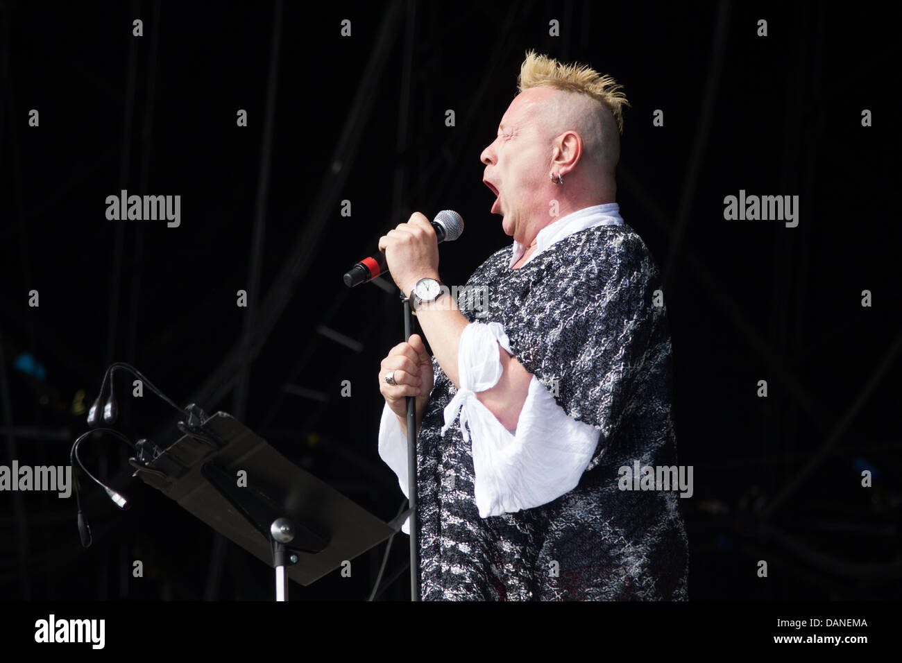 John Lydon, (Johnny Rotten), mit der Punk-Band Public Image Ltd., Glastonbury Festival 2013, Somerset, England, UK. Stockfoto