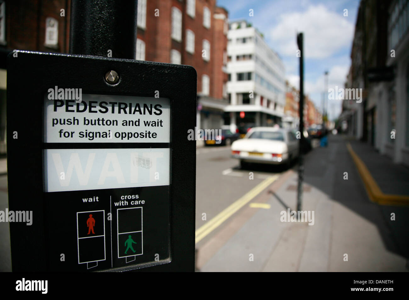 Fußgänger warten Zeichen, London, UK Stockfoto