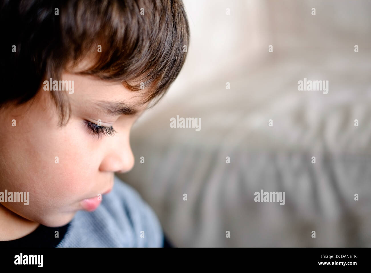 sieben Jahre alter Junge Stockfoto