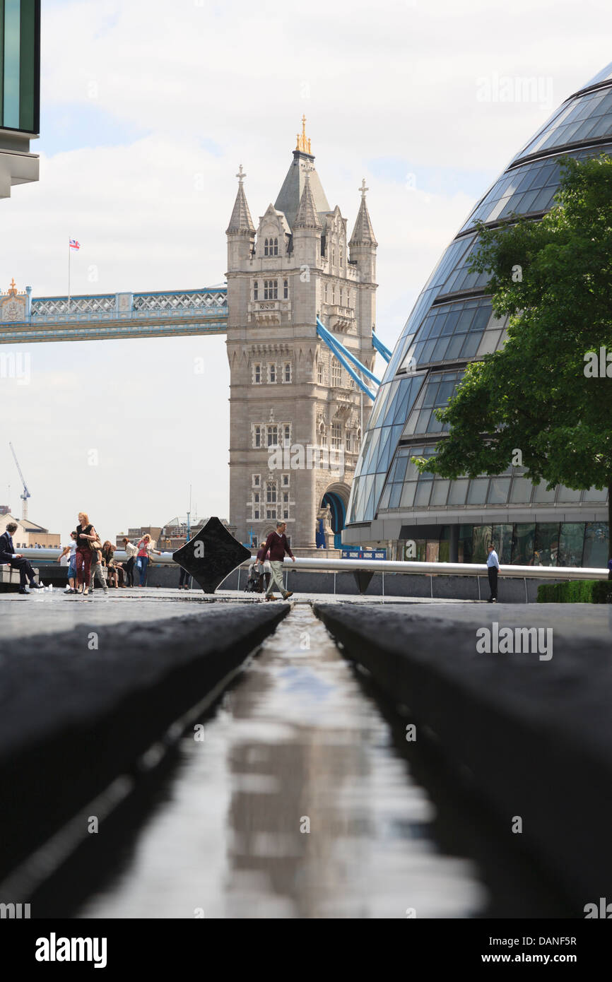 Rill, mehr London in Richtung Tower Bridge, London, UK Stockfoto