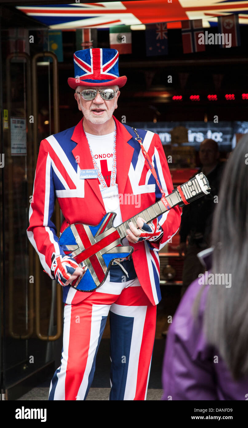 Mann, gekleidet in ein Union Jack vor Cool Britannia Store, Piccadilly, London Stockfoto