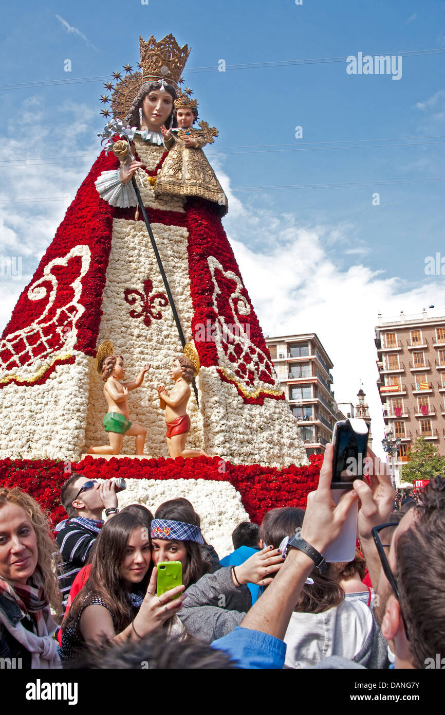 Las Fallas Festival-Publikum rund um die Statue der Virgen de Los Desamparados (unsere Liebe Frau von den verlassenen). Stockfoto