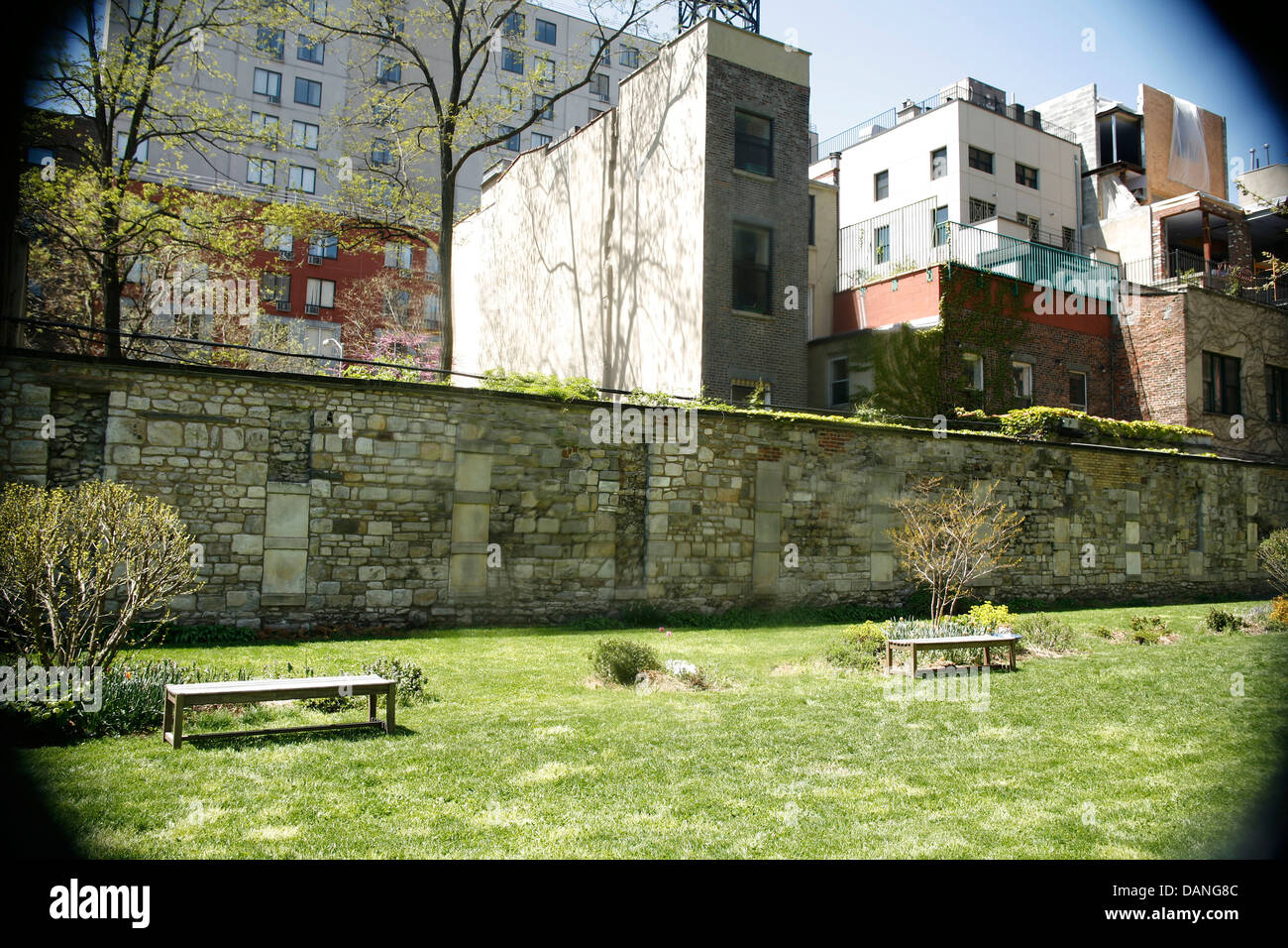 Grünflächen und Wohnungen im New Yorker East village Stockfoto