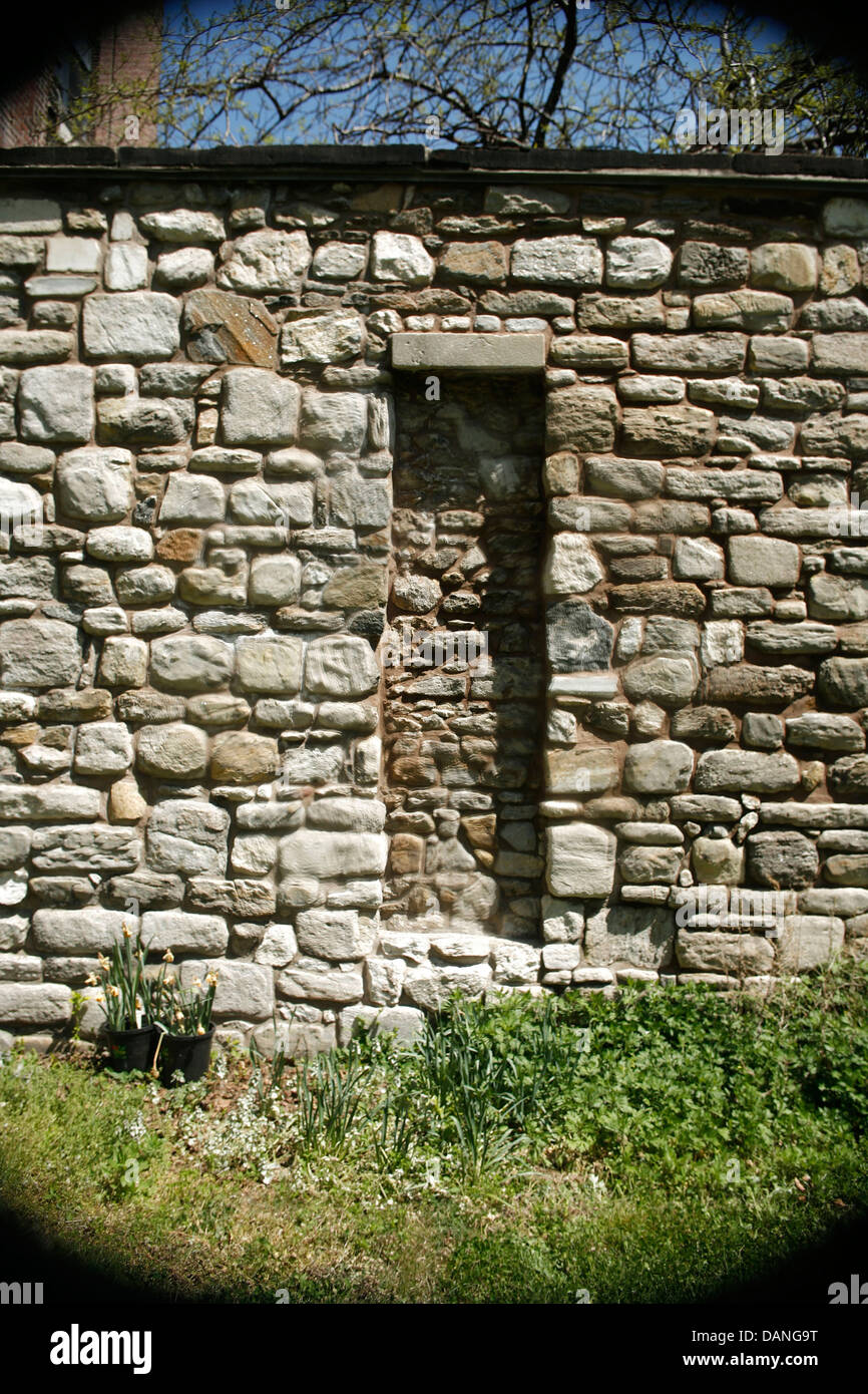 alte Steinmauer mit Unregelmäßigkeit Stockfoto