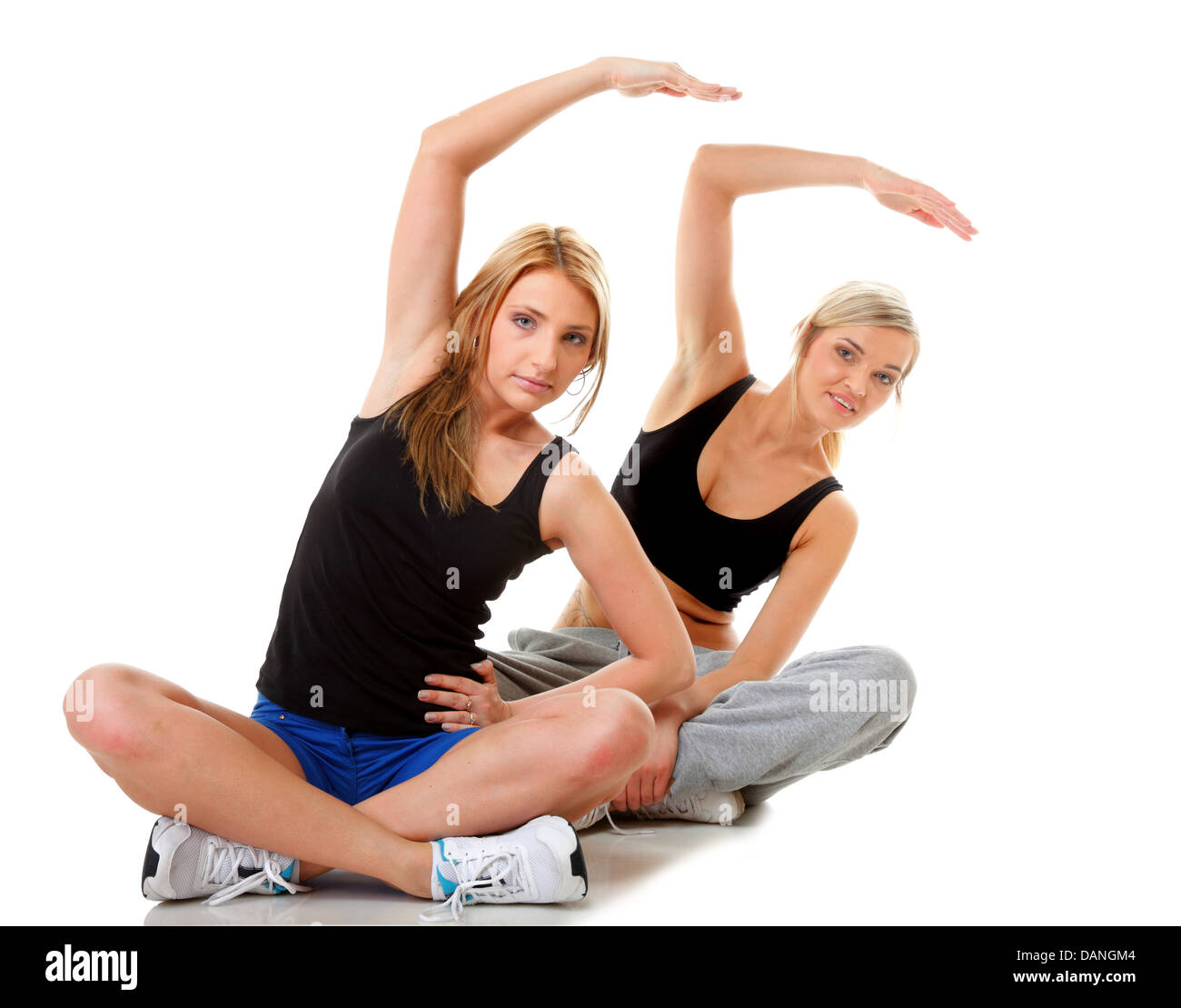 Zwei Frauen in voller Länge tun stretching Fitness Übung isolierten auf weißen Hintergrund Stockfoto
